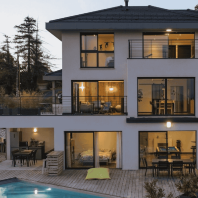 maison architecture sur trois etages avec baies vitrees et piscine