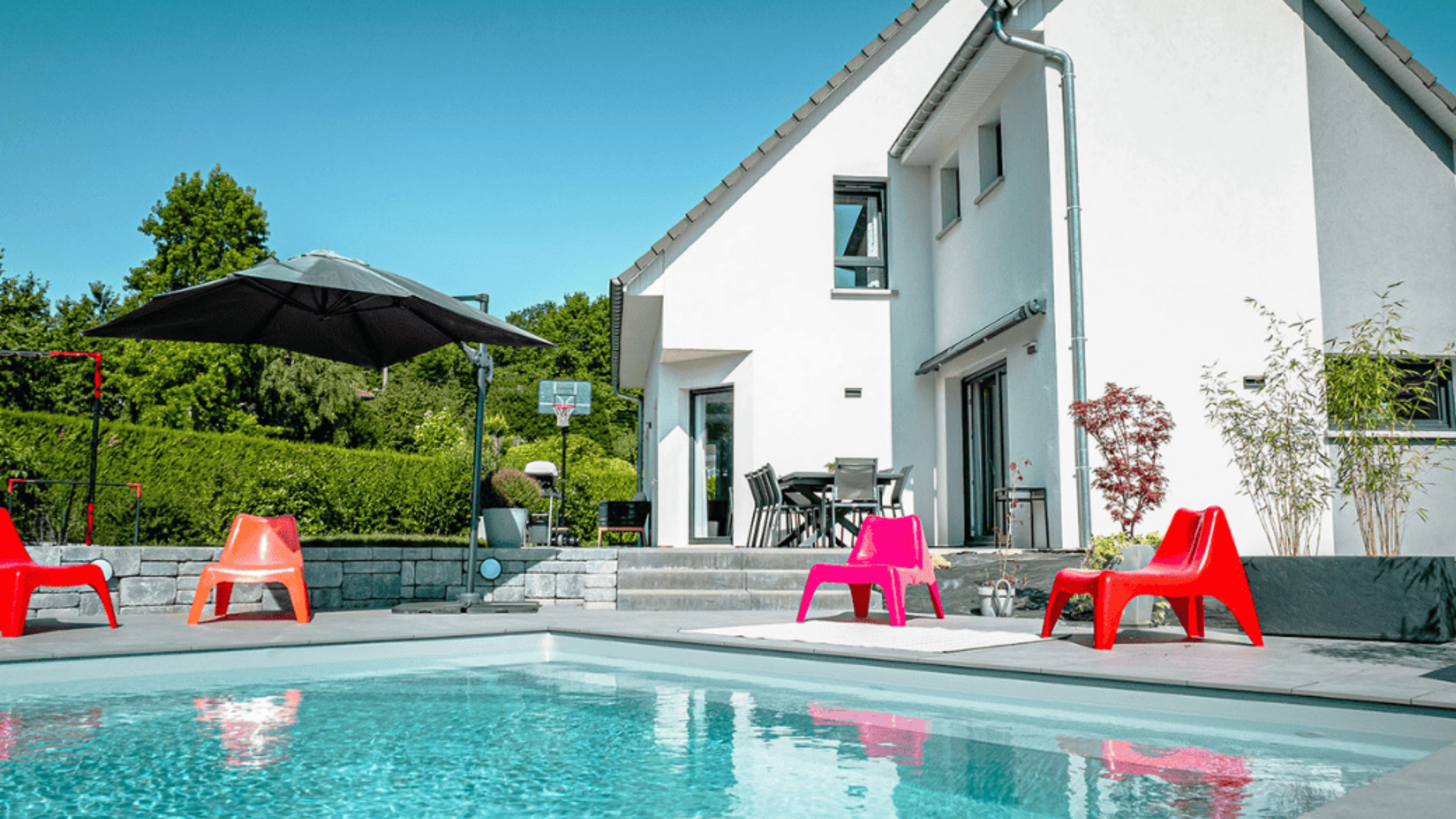 maison moderne avec zoom sur piscine