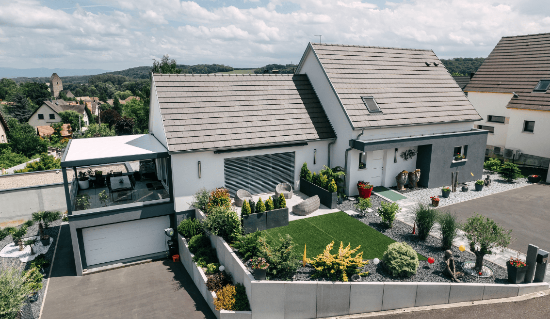 maison moderne toit deux pans avec jardin