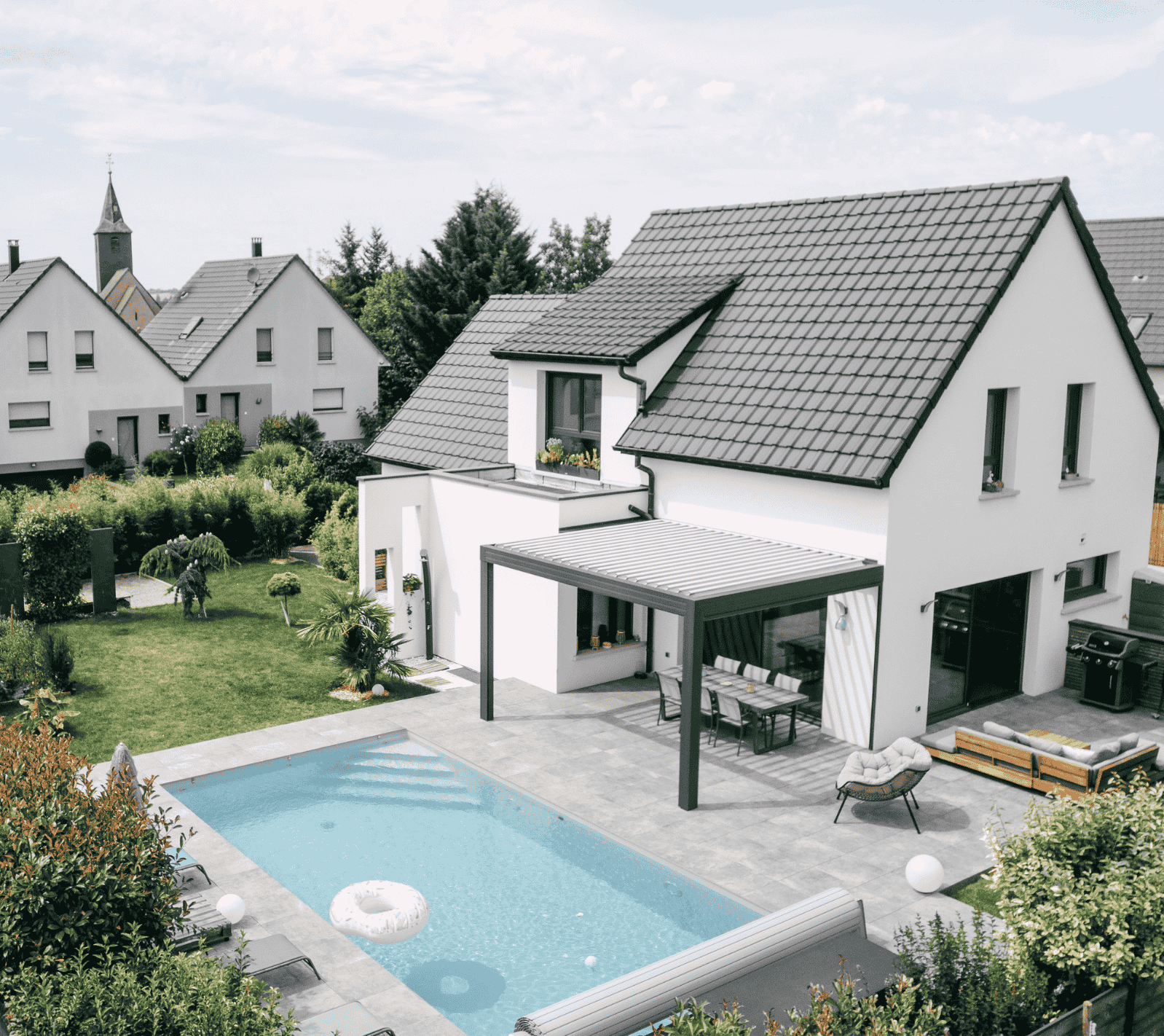 maison moderne toit deux pans avec pergola et piscine