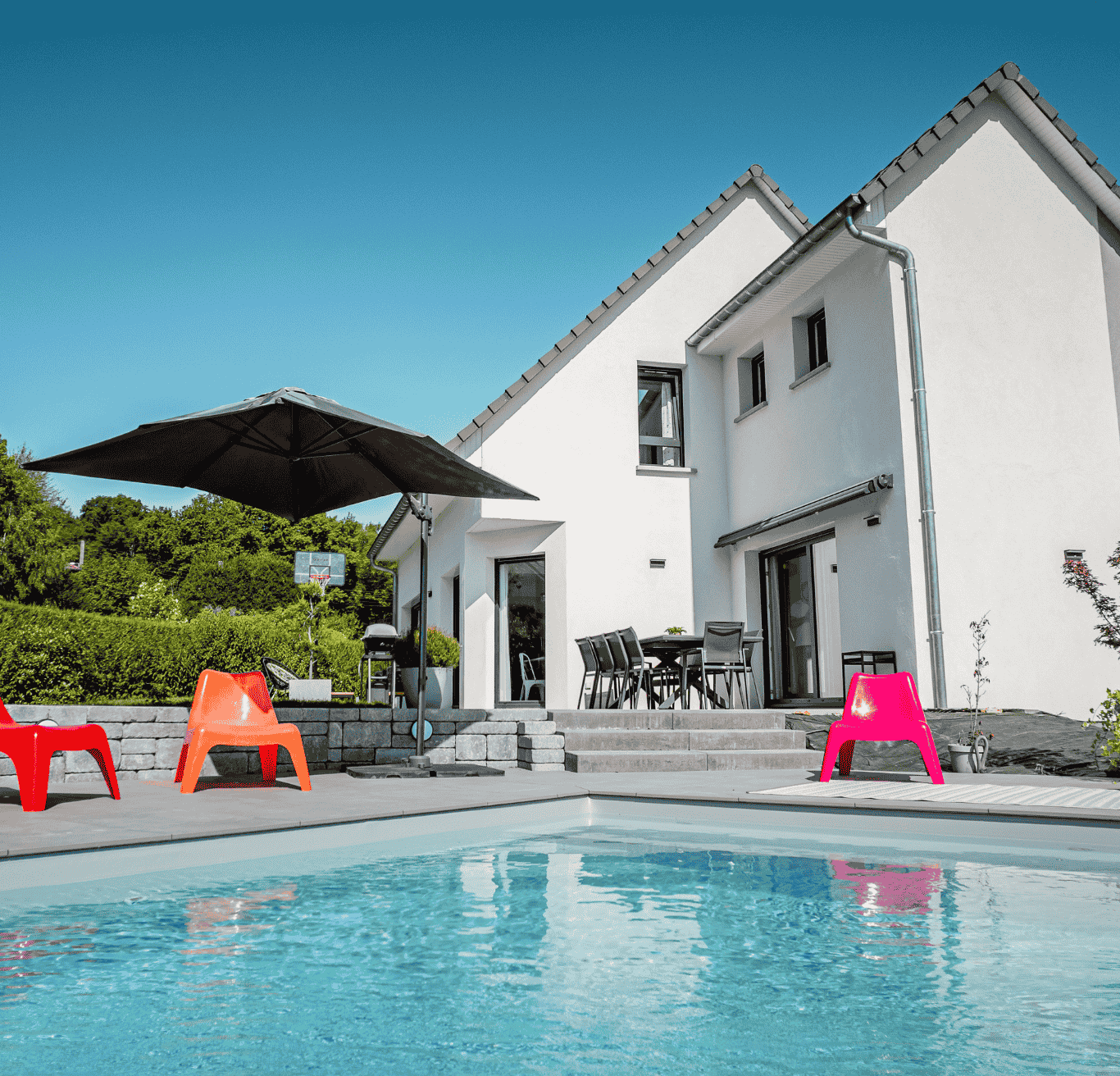 maison moderne toit deux pans avec zoom piscine