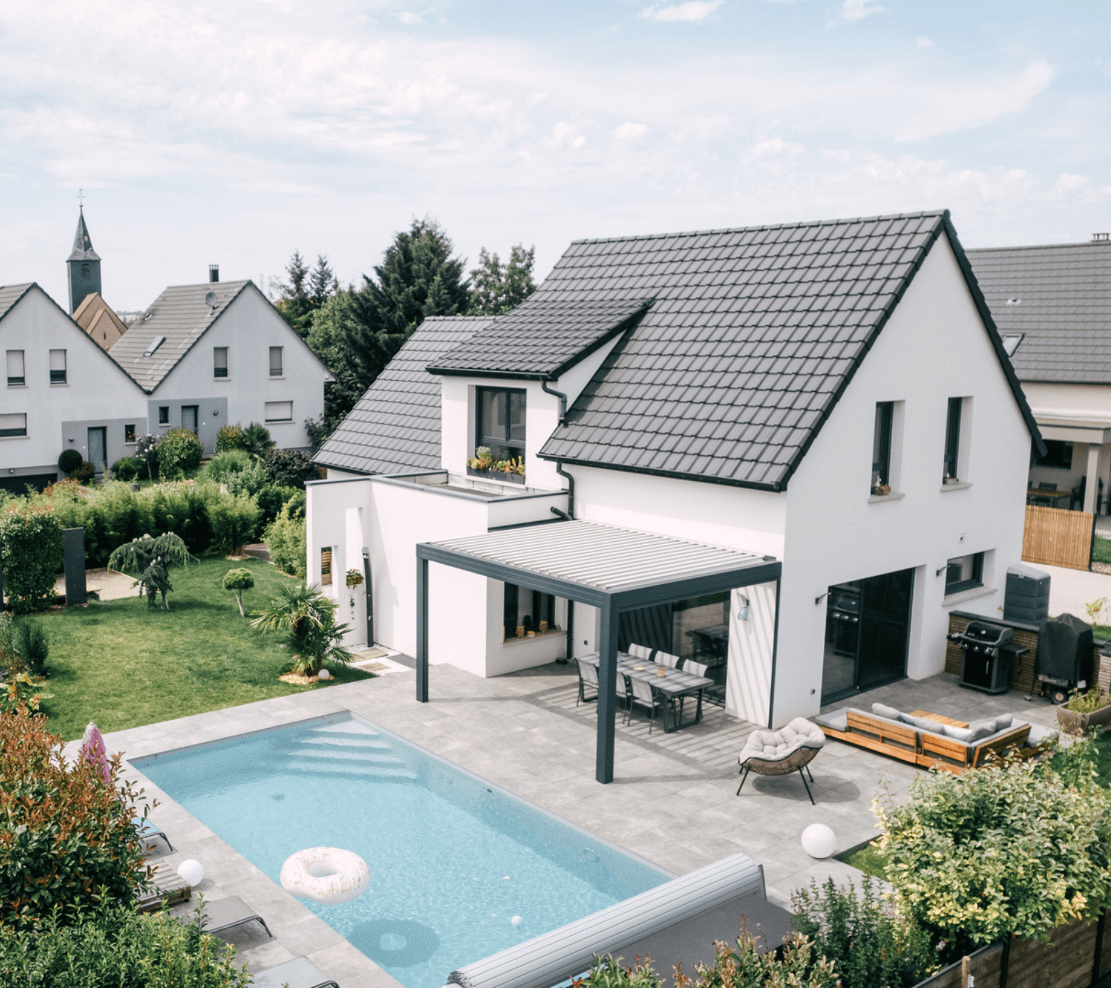 maison moderne toiture traditionnelle avec piscine