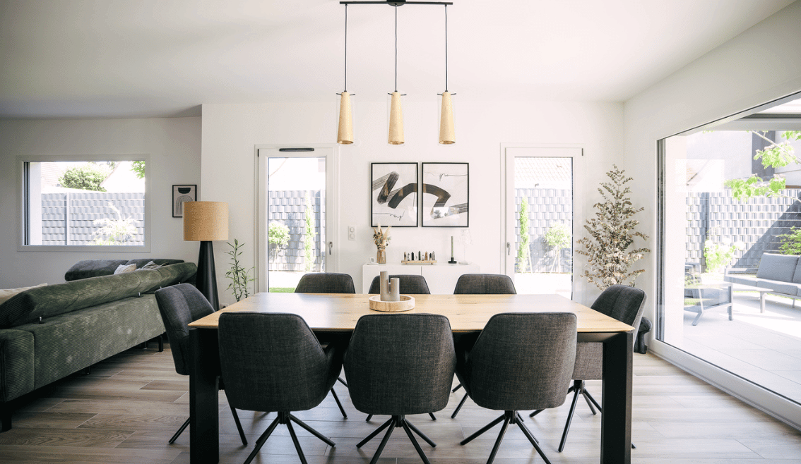 salle a manger lumineuse avec table en bois et fenetres sur le jardin