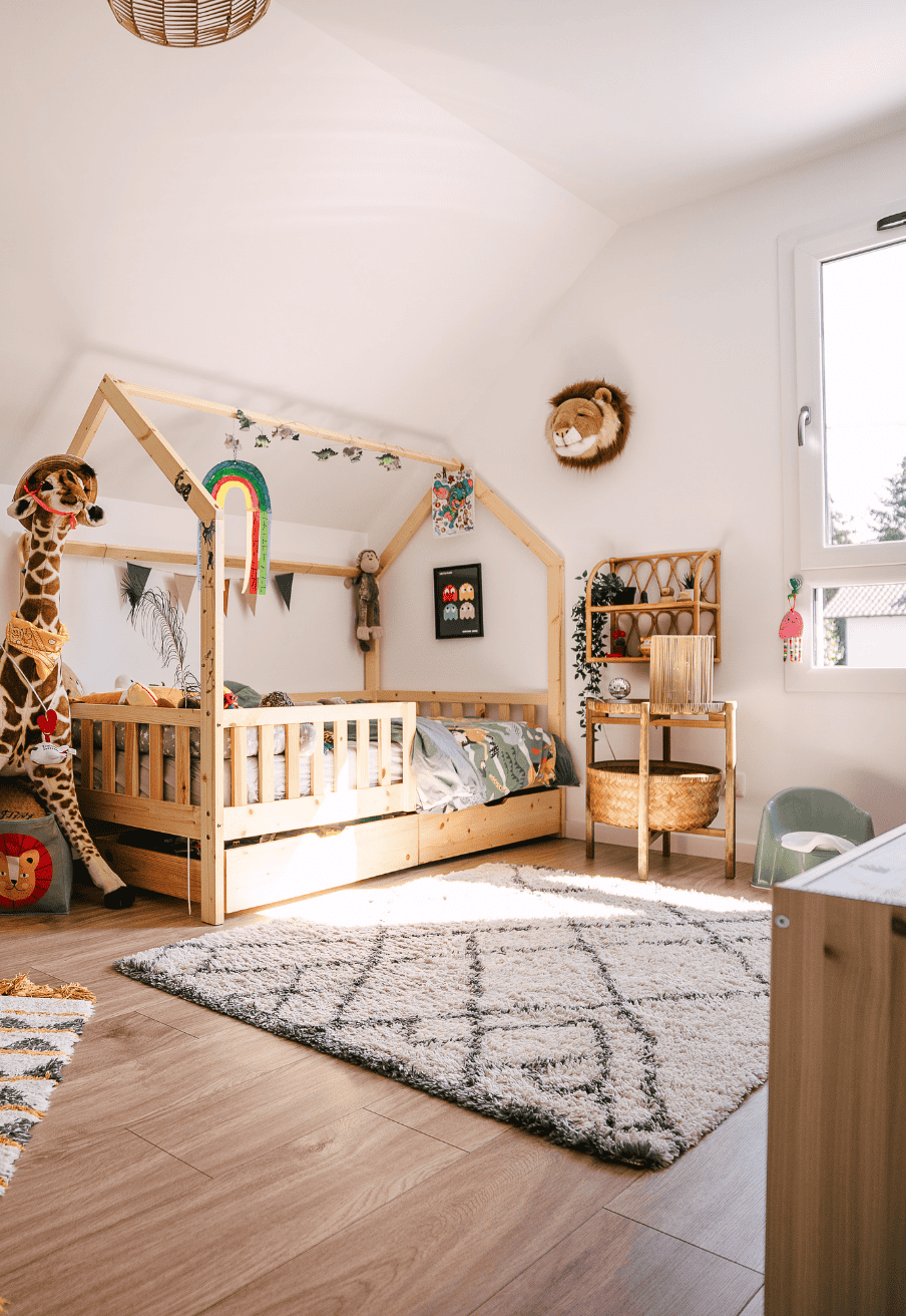 chambre enfant lumineuse et bien pensee