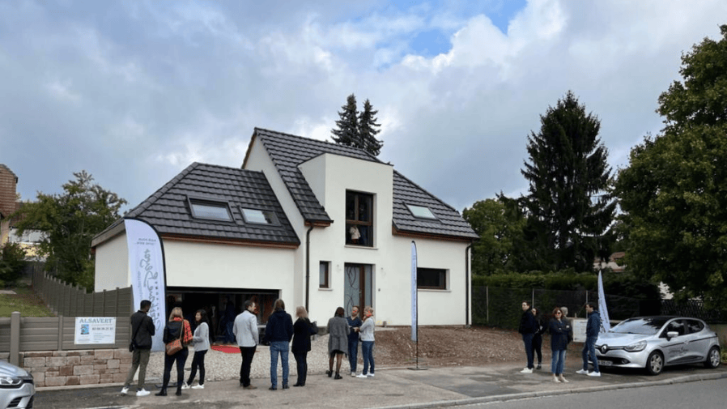 maison moderne et visiteurs portes ouvertes