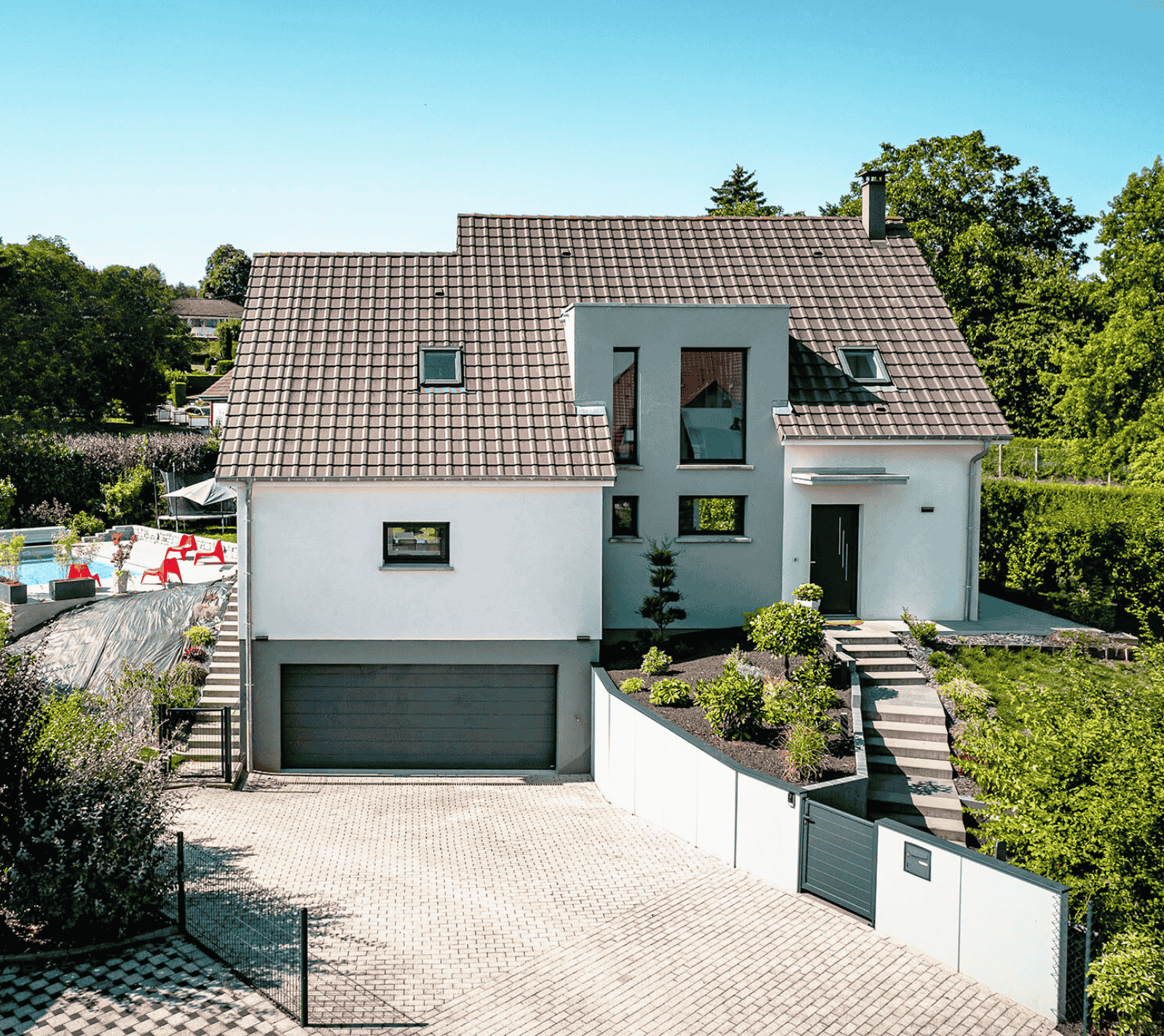 maison moderne toit deux pans avec cour et piscine