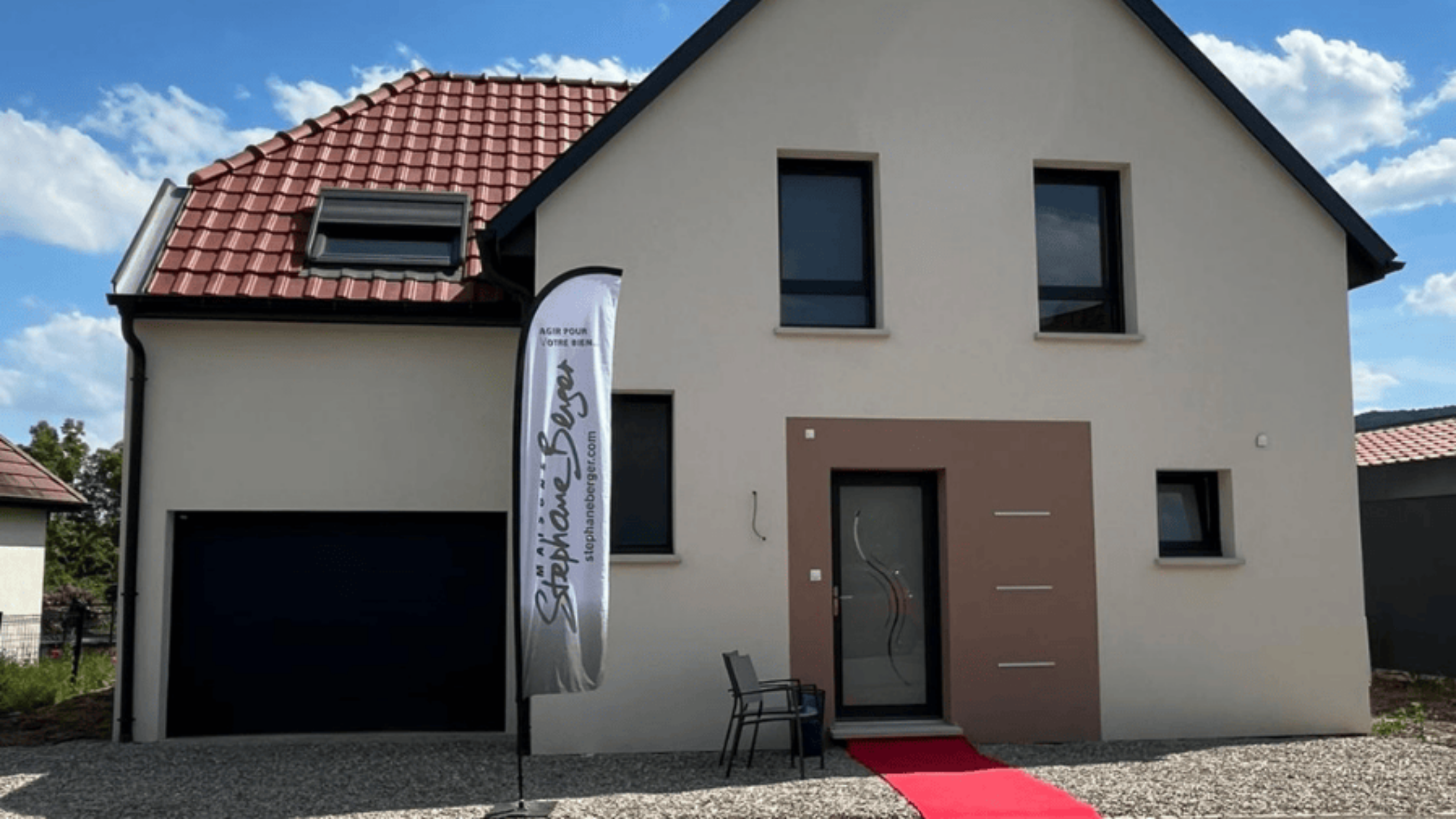 maison traditionnelle portes ouvertes et tapis rouge