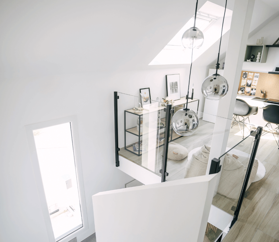 mezzanine avec fenetre de toit coin bureau et fenetre bandeau dans l escalier