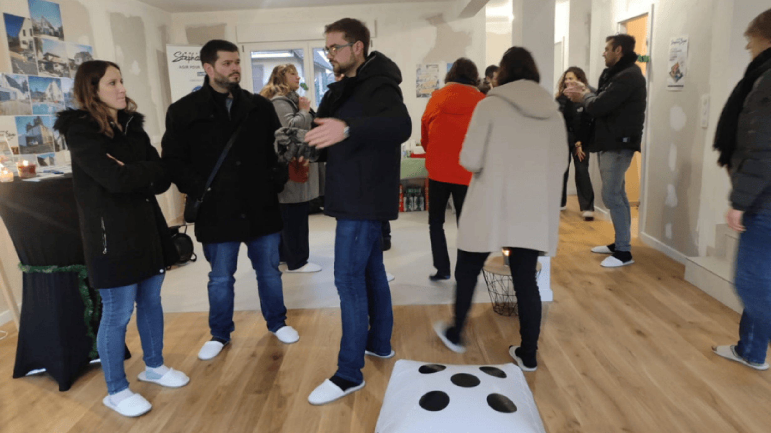 personnes discutant dans une maison bientot livree