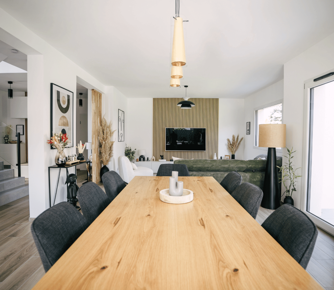 salle a manger avec grande table en bois