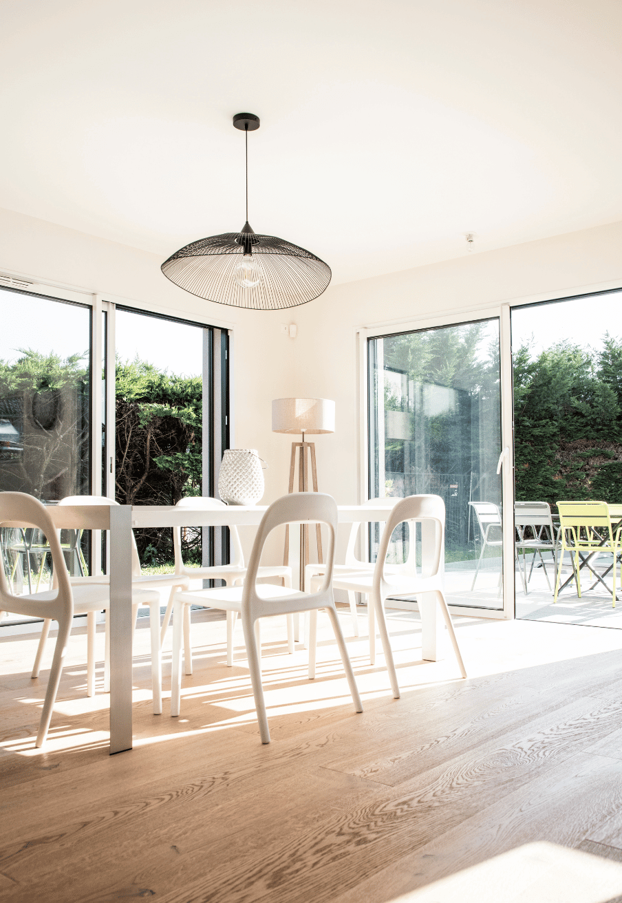 salle a manger lumineuse avec acces terrasse