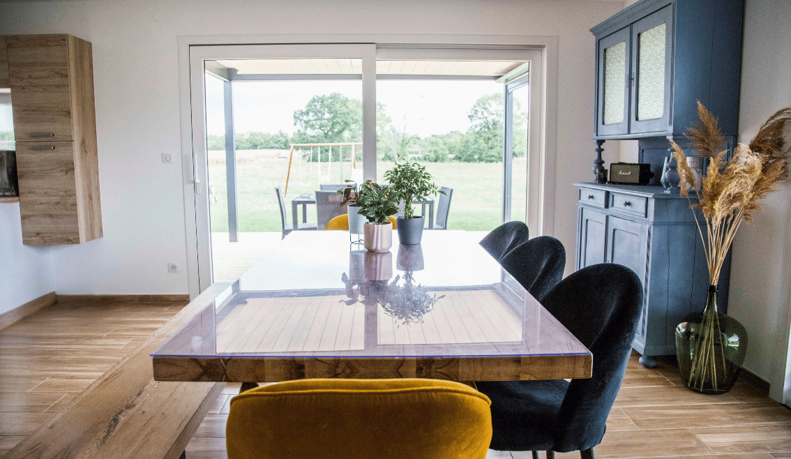 salle a manger lumineuse avec vue et acces direct au jardin